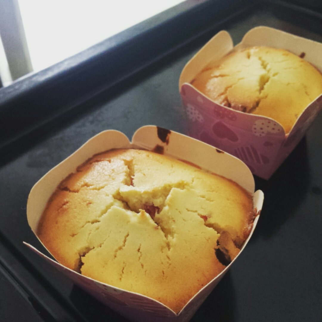 樱桃纸杯蛋糕