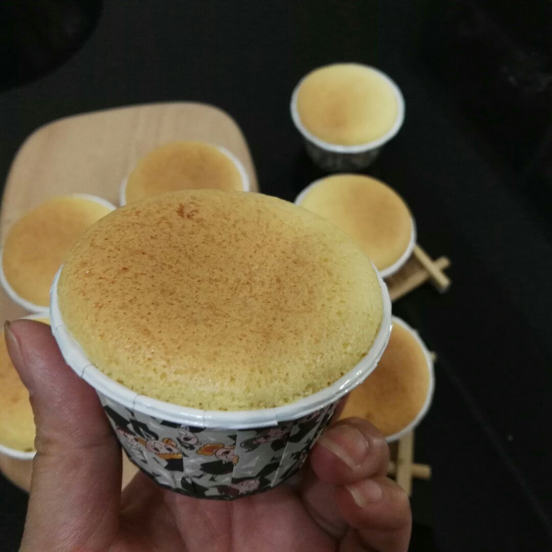 戚风杯子蛋糕^_^不开裂不回缩喔～