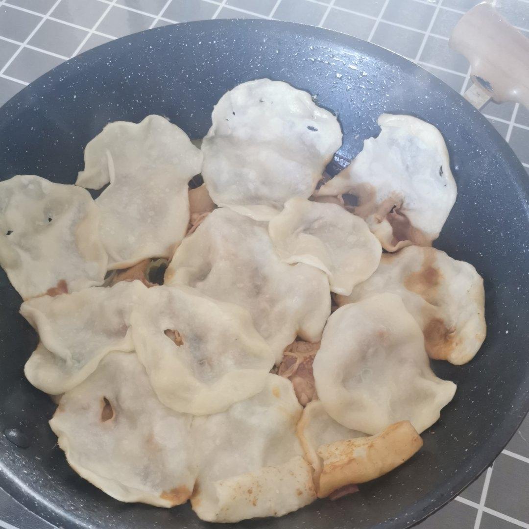 居家铁锅炖，鸡腿杏鲍菇贴饼子