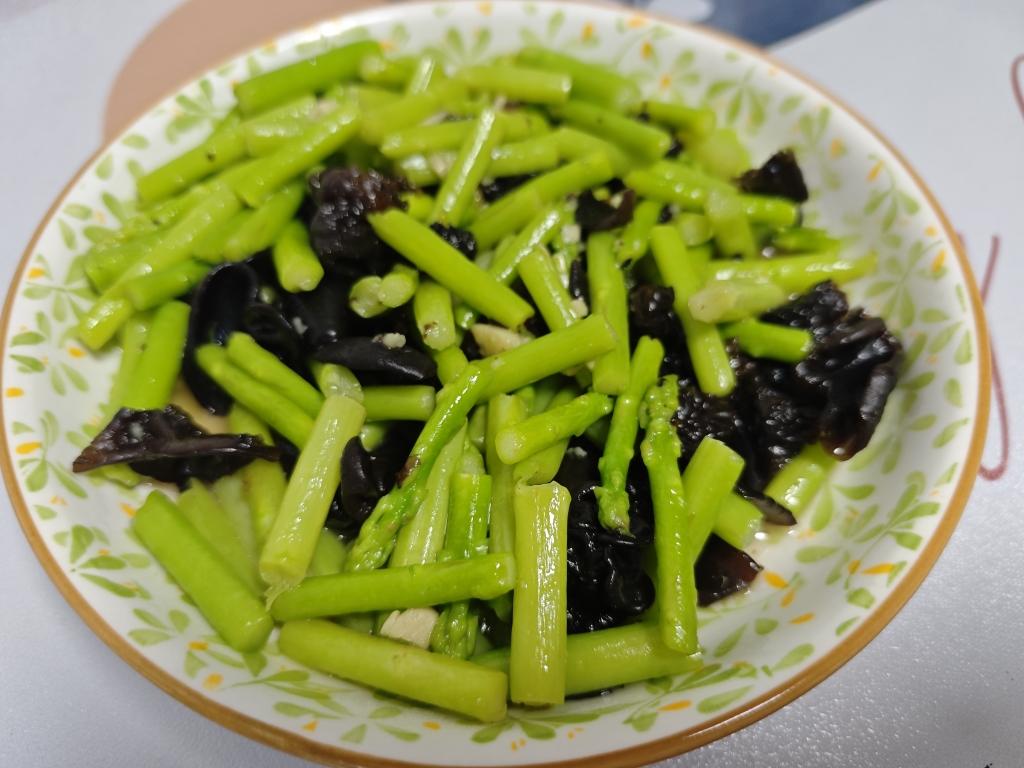 减肥营养的芦笋炒木耳