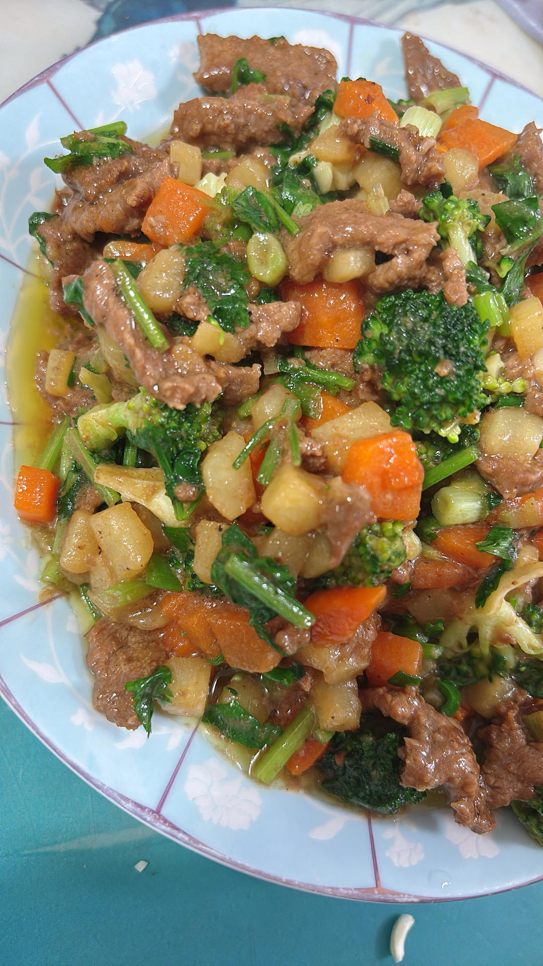土豆燉牛肉之饭扫光，这样做也太香了吧，还没出锅已是浓香四溢了
