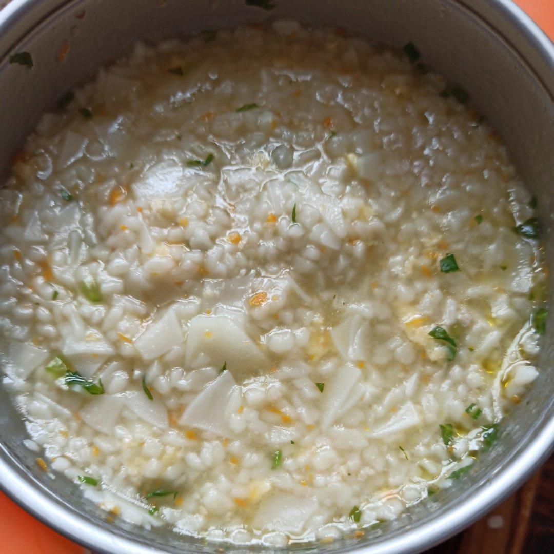 9个月以上宝宝辅食西红柿生菜瘦肉珍珠面