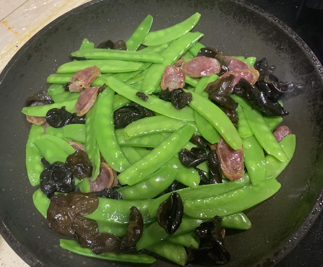 清炒荷兰豆，家常版，脆生生的香肠炒荷兰豆，