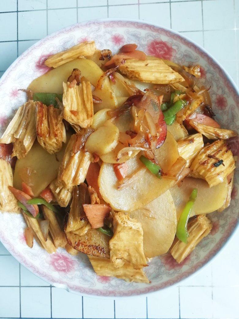 经典下饭神器———青椒火腿炒土豆片