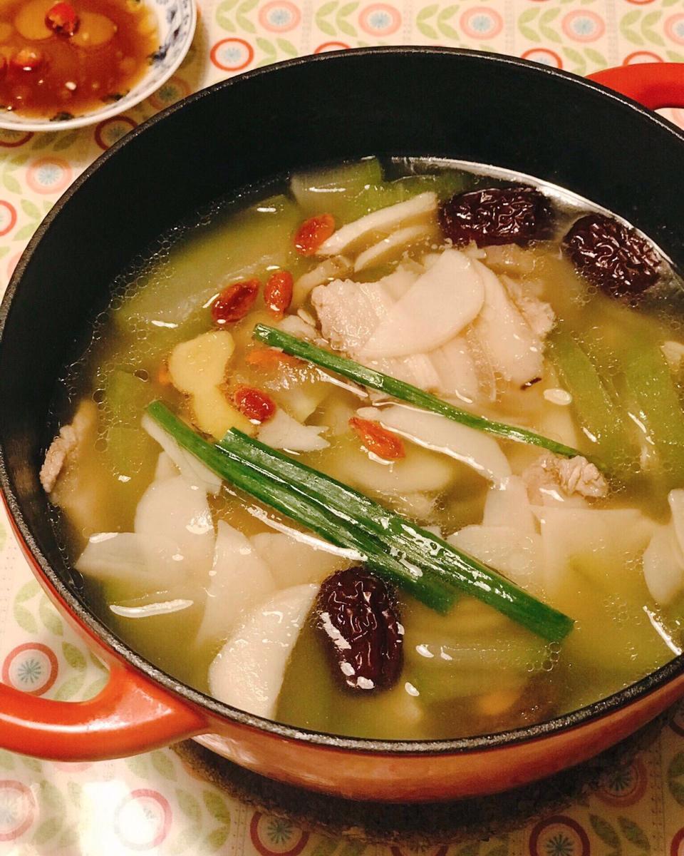 姐姐妹妹の养生美味菌汤连锅子