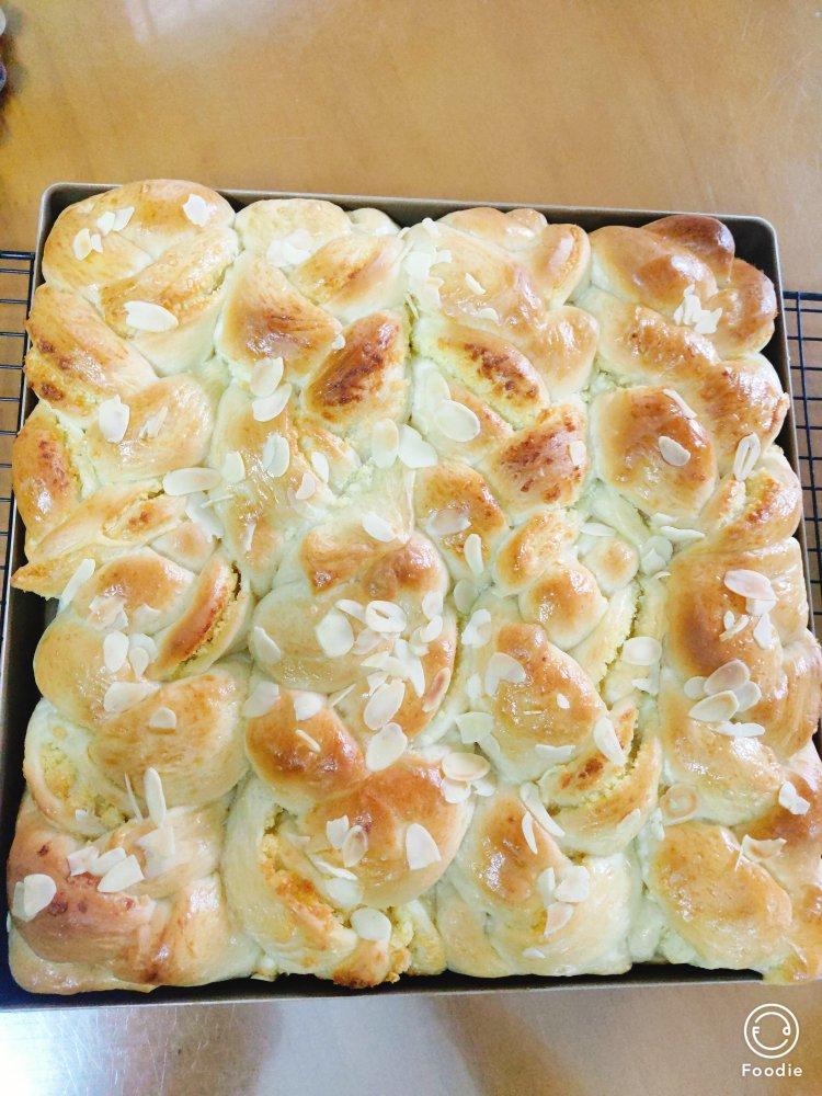 奶香浓郁的椰蓉排包