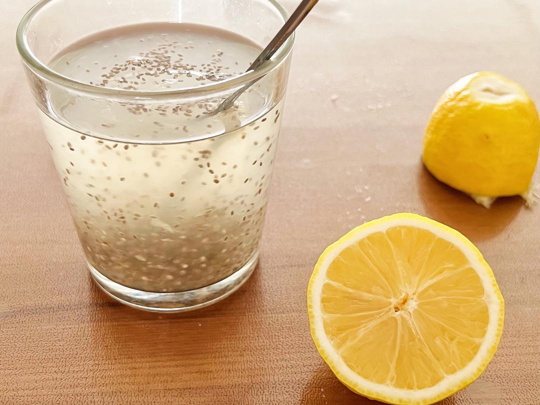 温柠檬奇亚籽饮的做法