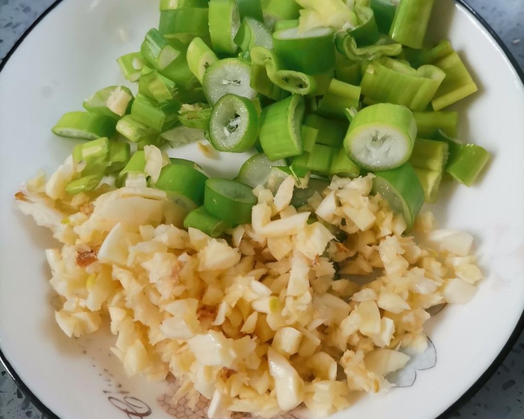 蒜蓉蒸鱼豉油版油菜（焯水小油菜）的做法 步骤2