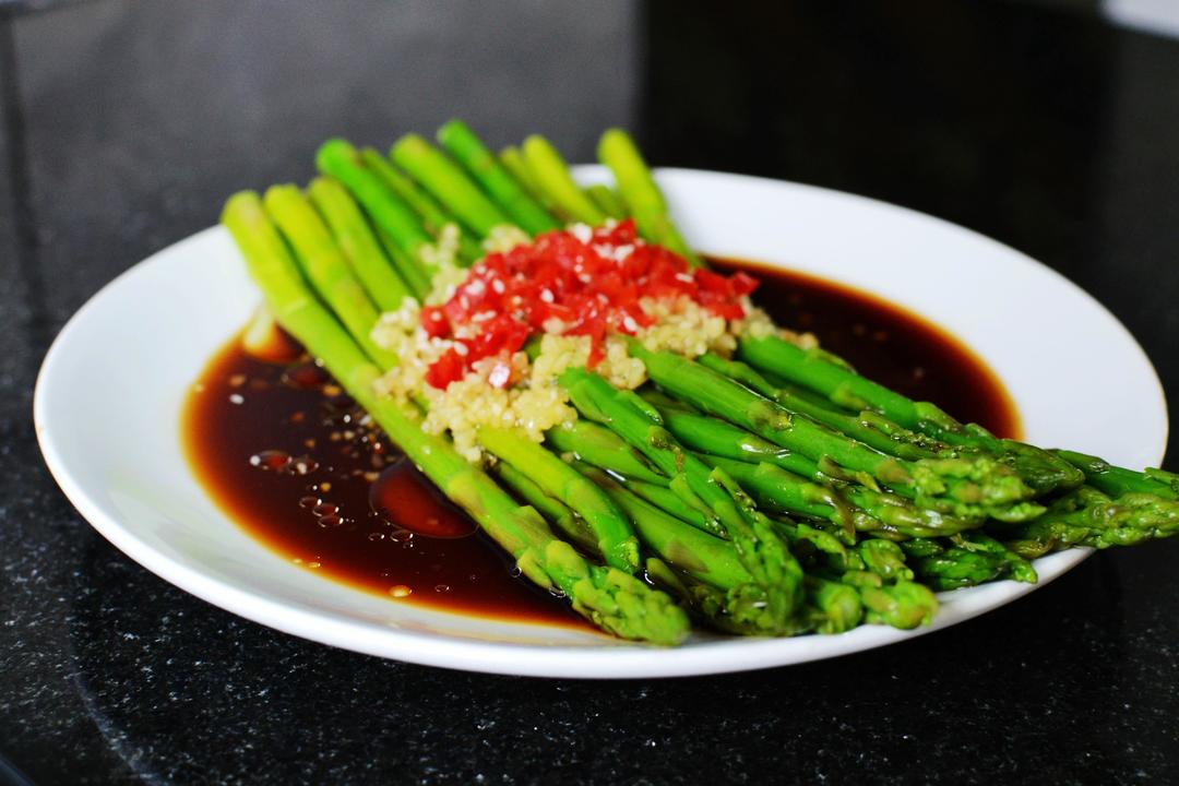 油淋蒜蓉芦笋~也叫响油芦笋的做法