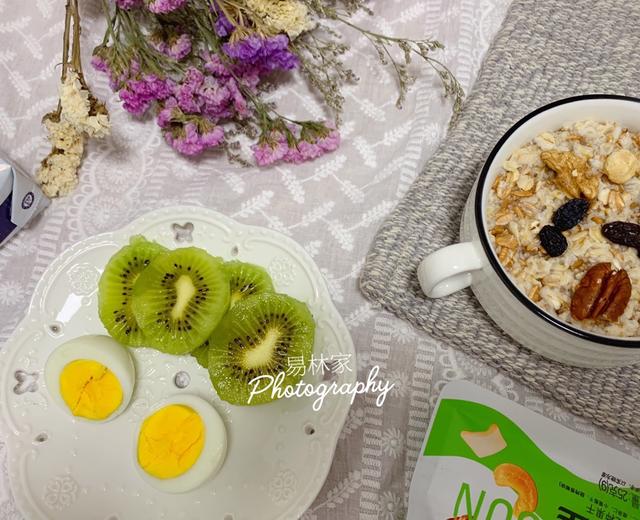 『易林家』【快手早餐系列】No.1 奇亚籽混合即食麦片+牛奶+鸡蛋+猕猴桃+坚果的做法