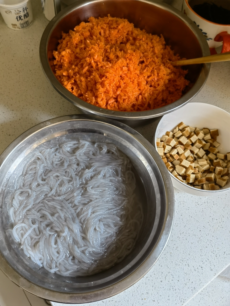 胡萝卜豆干鸡蛋粉条素煎饺的做法 步骤2