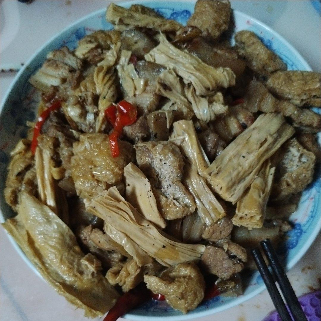 五花肉烧油豆腐