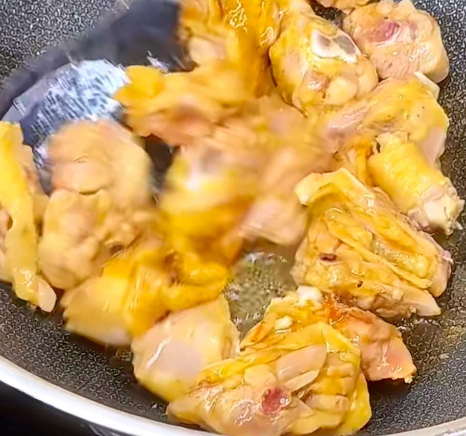 【家常菜】花甲砂锅鸡的做法 步骤2