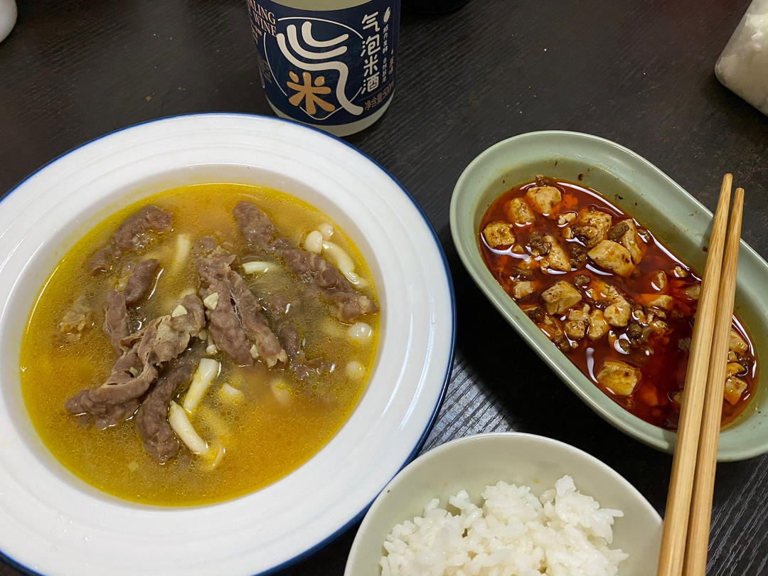 酸汤金针菇肥牛卷