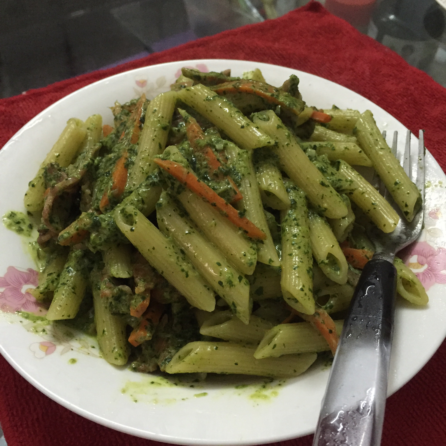 三文鱼牛油果奶油菠菜汁意面