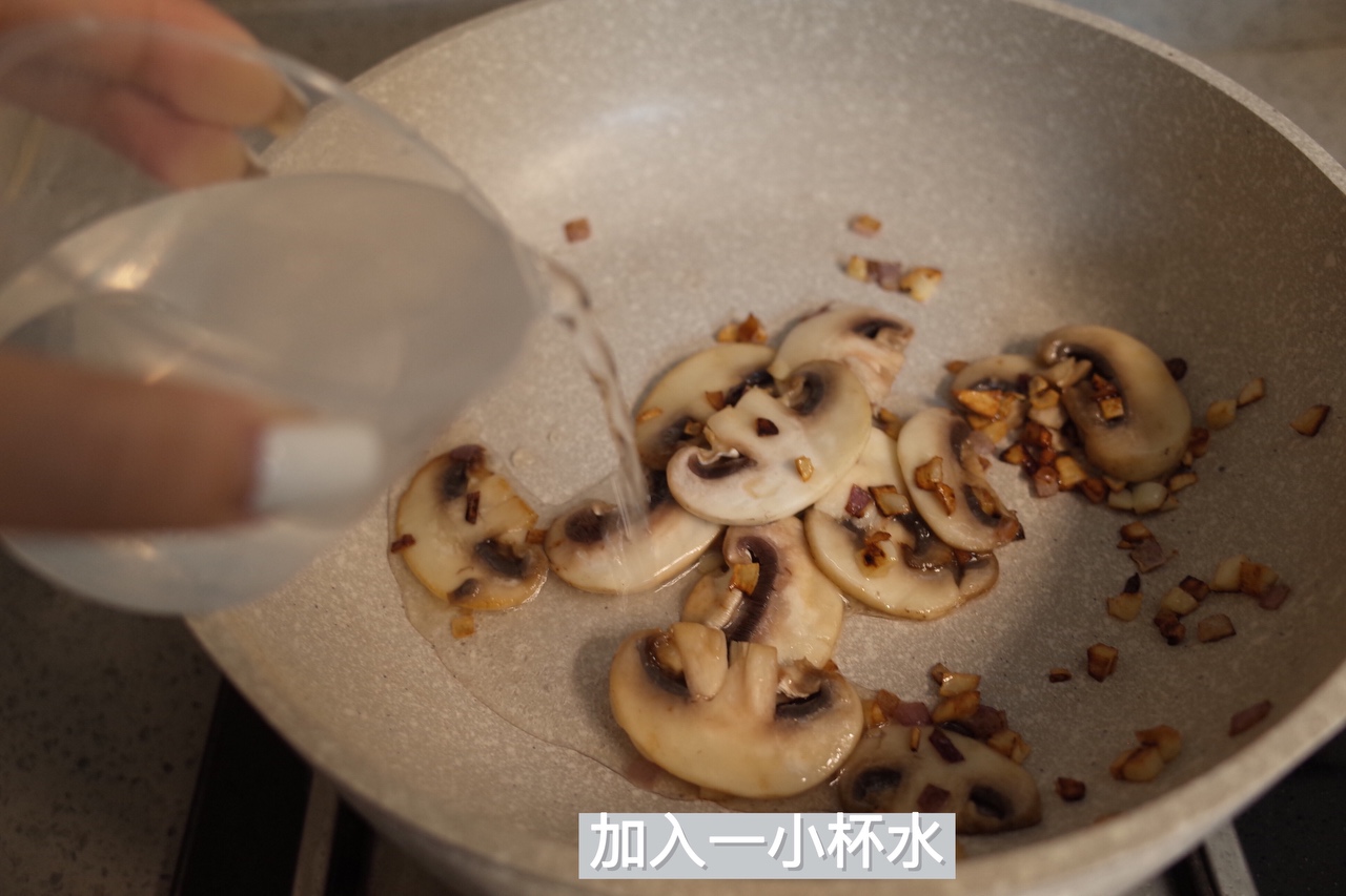蒜香奶油蘑菇汁鸡排的做法 步骤8
