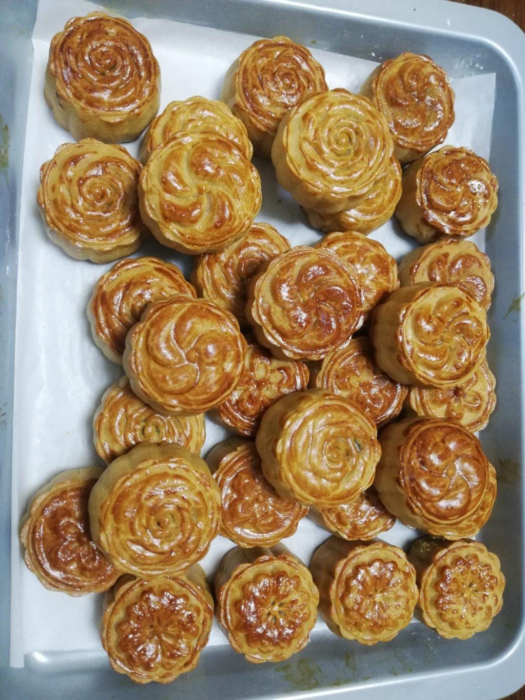 广式莲蓉蛋黄月饼的做法（最新的月饼馅包法详细步骤解析）