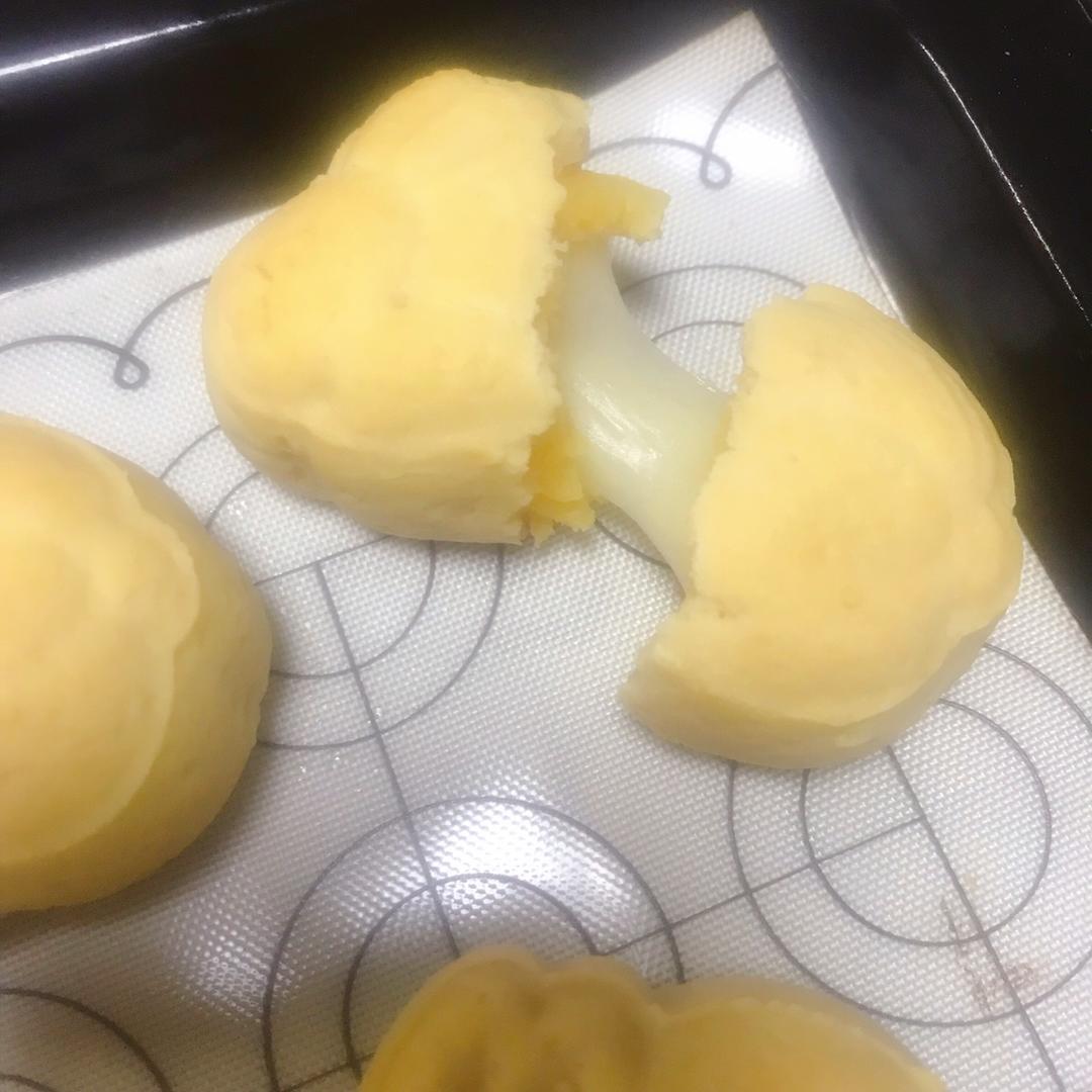 奶黄拉丝月饼