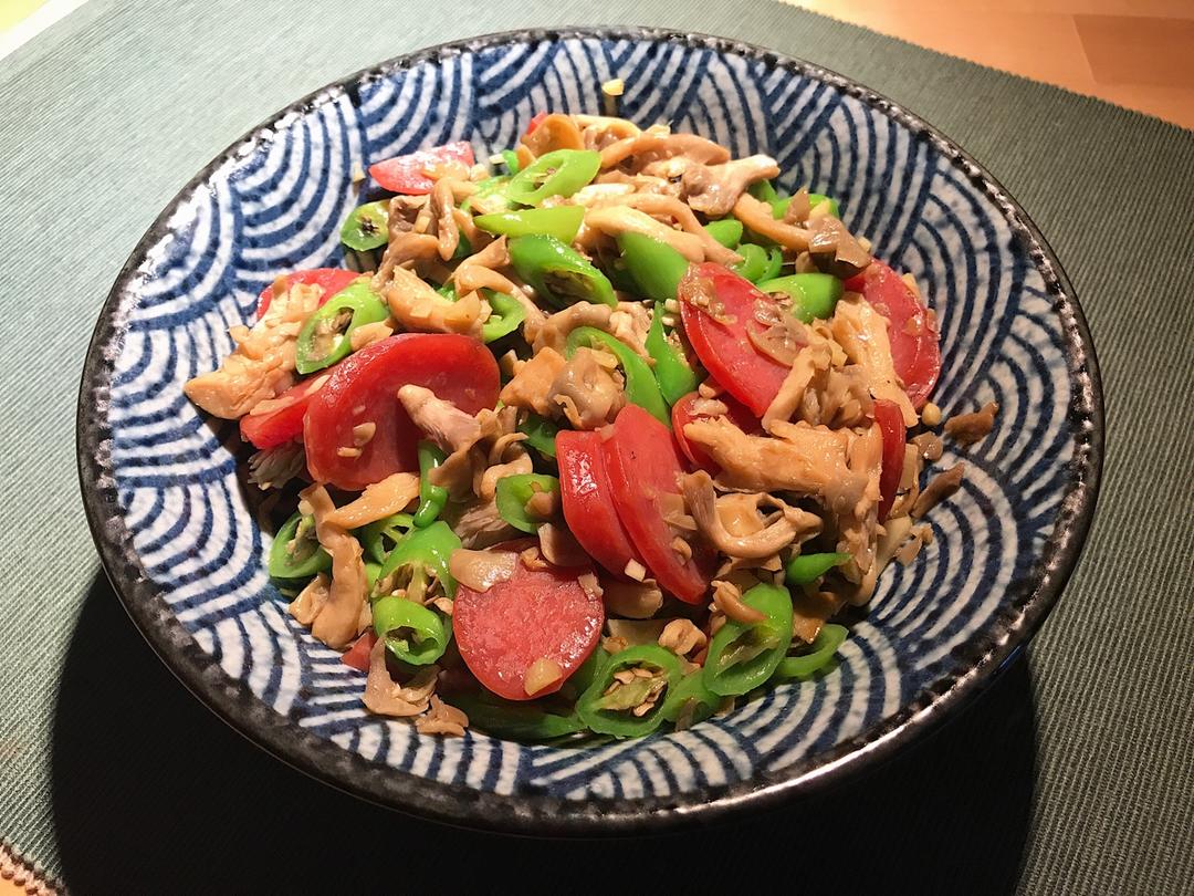 出汁做过榆黄蘑炒腊肠首先这不是腊肠虽然包装写的是…其次这个蘑菇徒