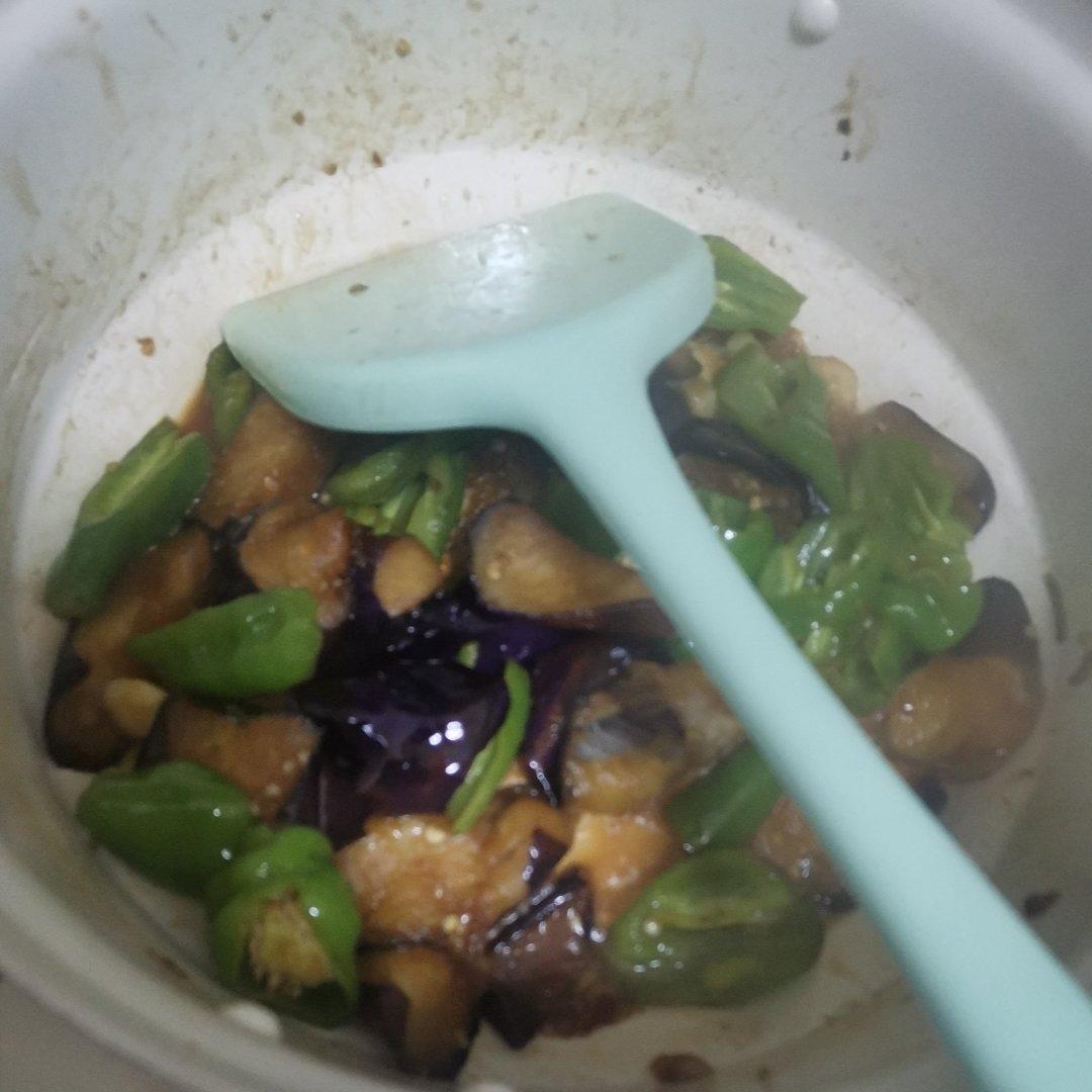 红烧茄子（佐西红柿尖椒）