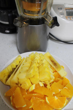 鲜榨菠萝橙汁（惠人原汁机）的做法 步骤1