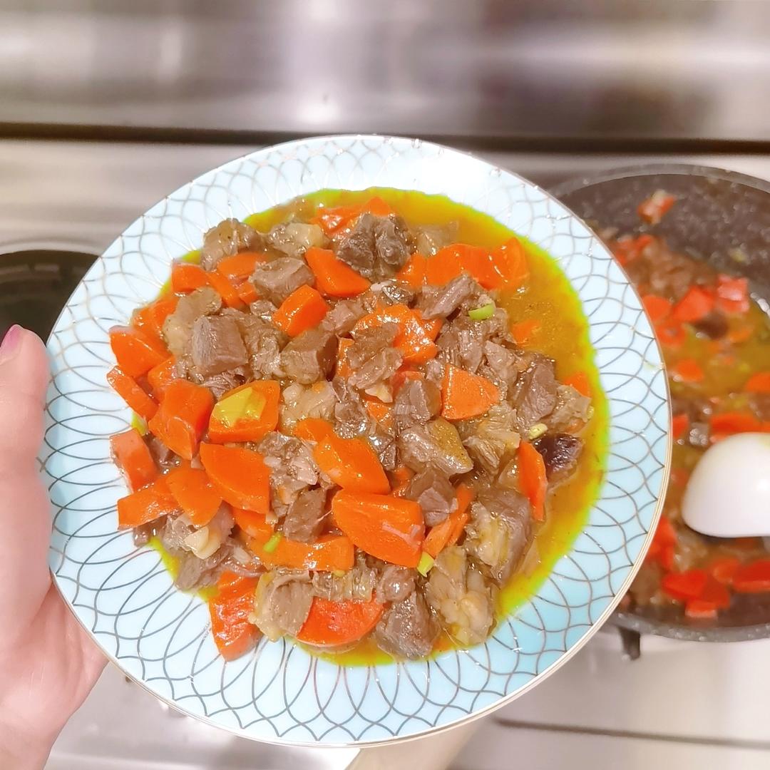 小朋友都喜欢的葱香蔬菜嫩爆牛肉粒