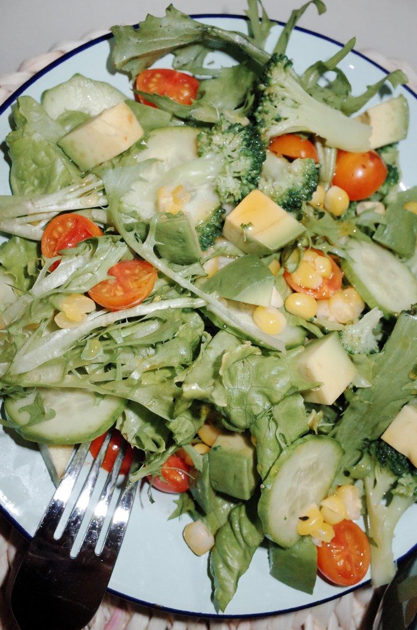 王旭简单做的蔬菜沙拉美丽又减脂