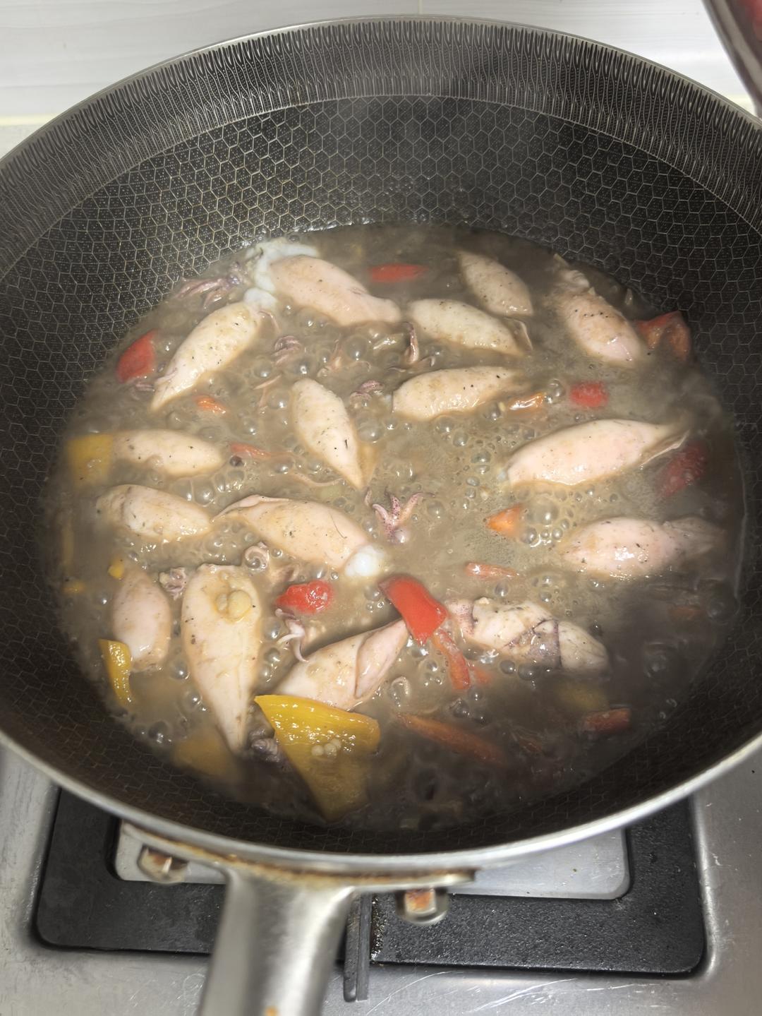 鲜美的酱油焖笔管鱿鱼