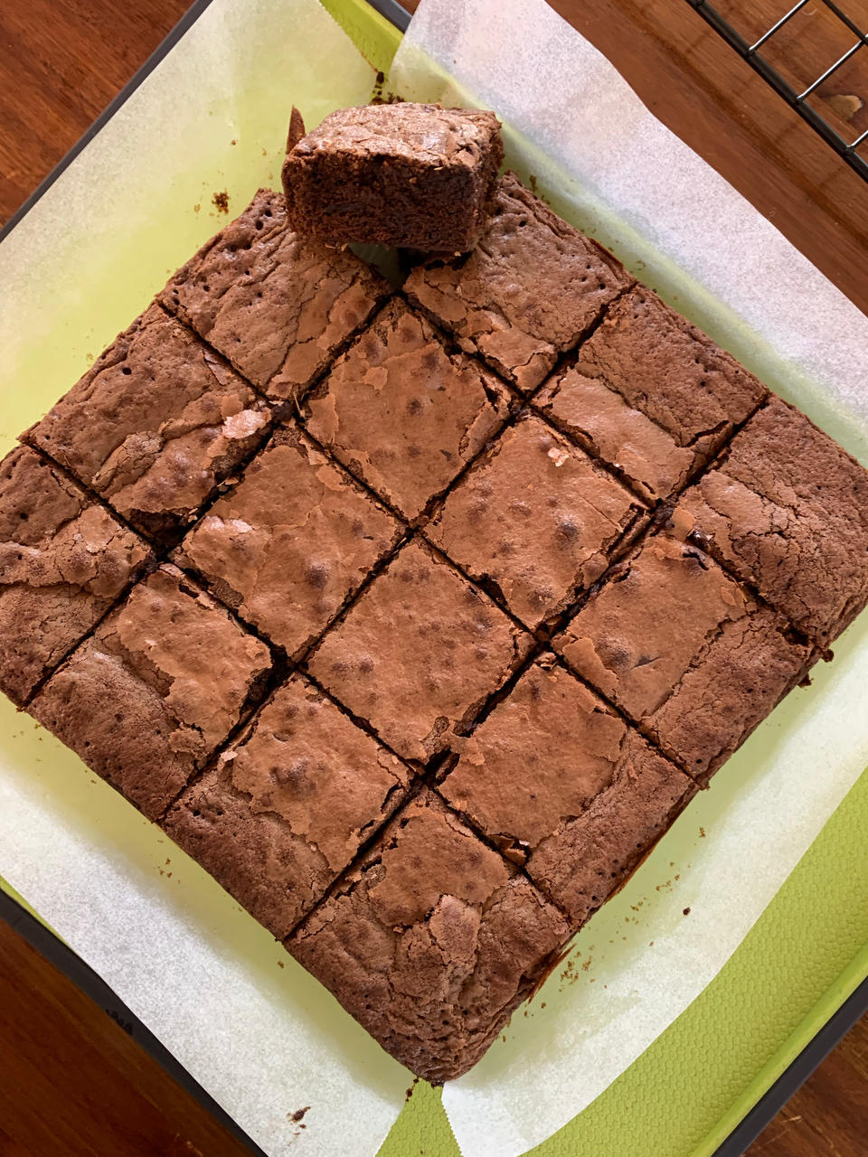 美国名店最受欢迎的酥皮软心布朗尼配方：软糖口感，酥皮脆壳Fudgy Brownies