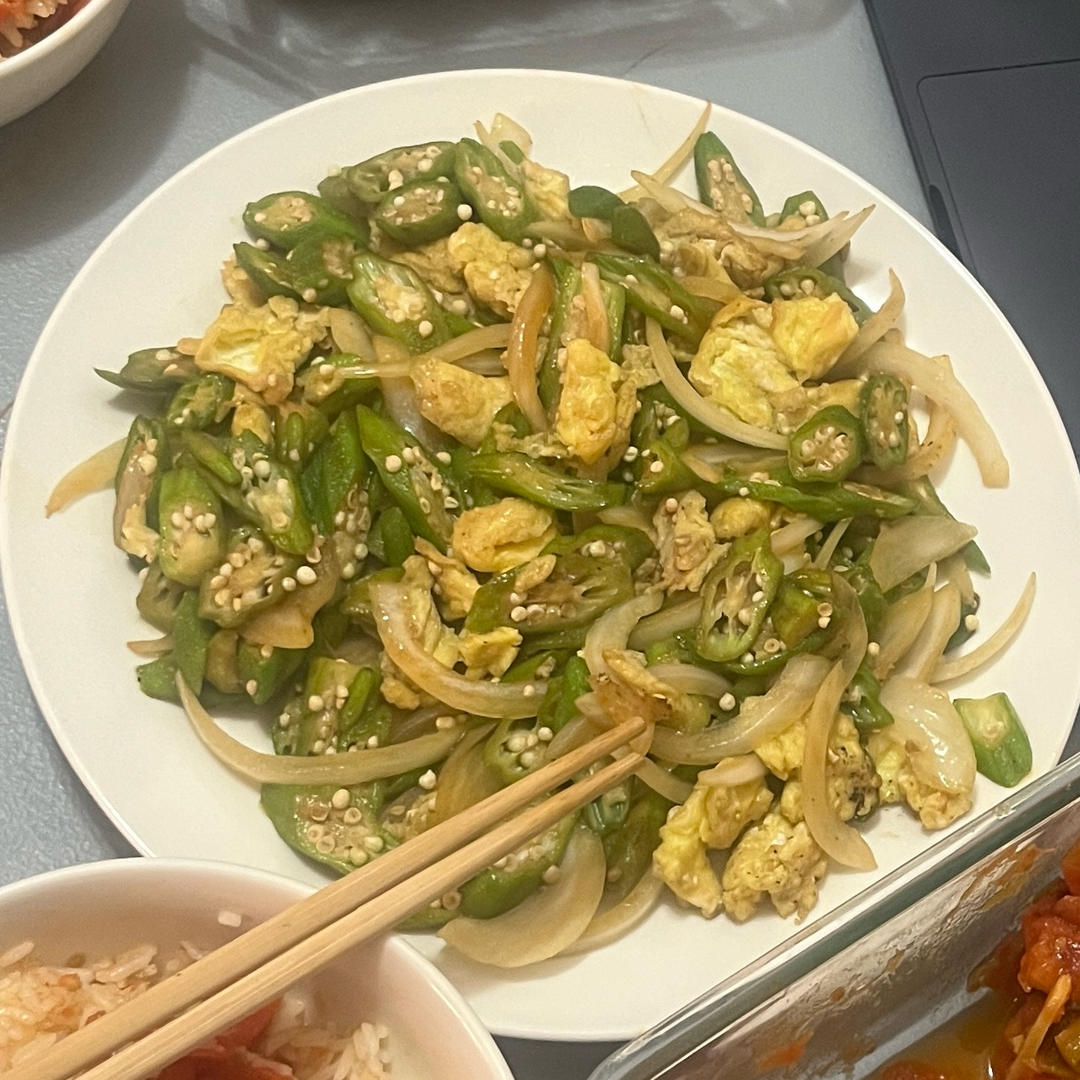 厨师长教你：“秋葵炒蛋”的家常做法，清脆爽口，营养美味