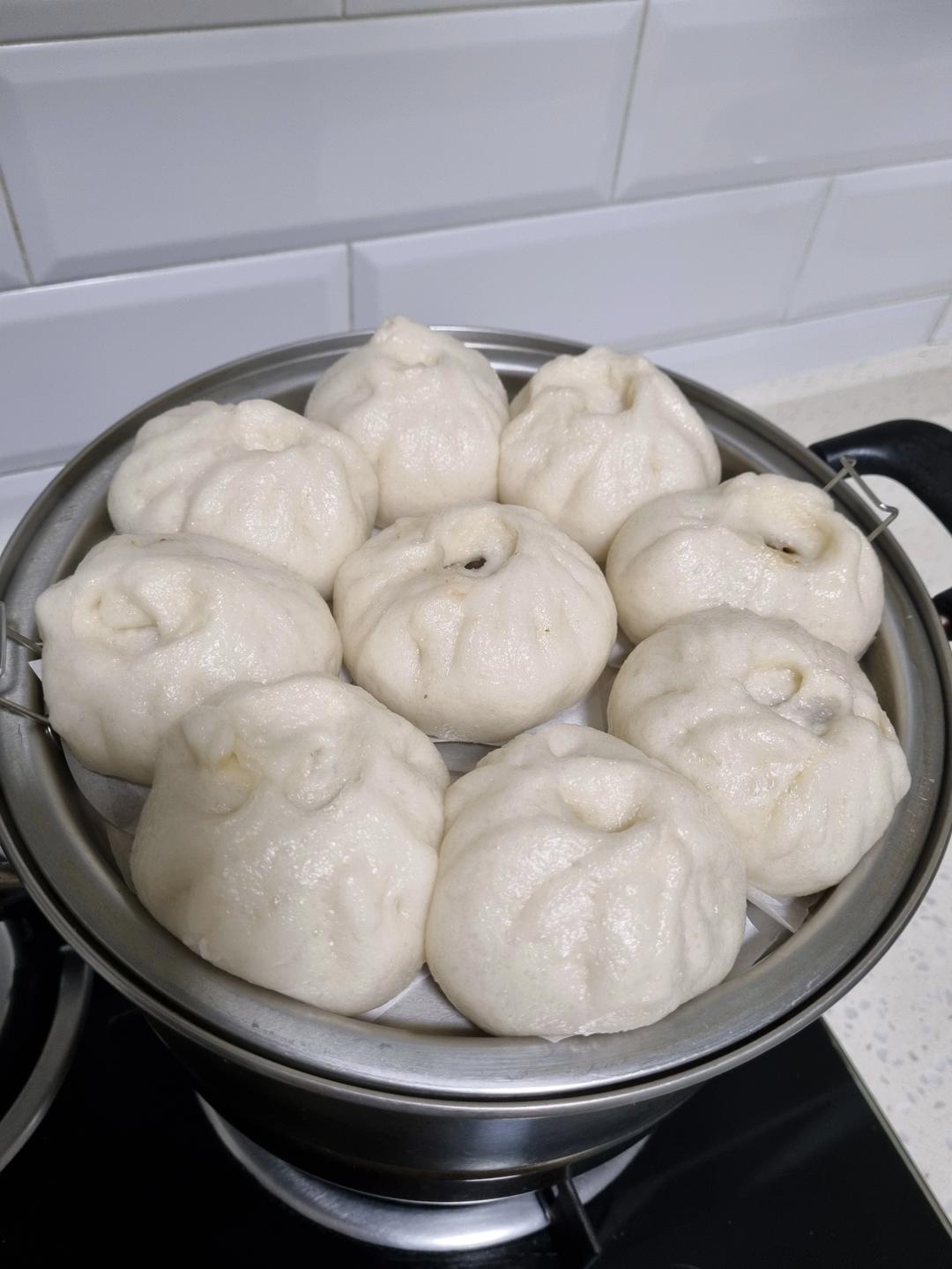 一口吃到很多肉的酱肉包
