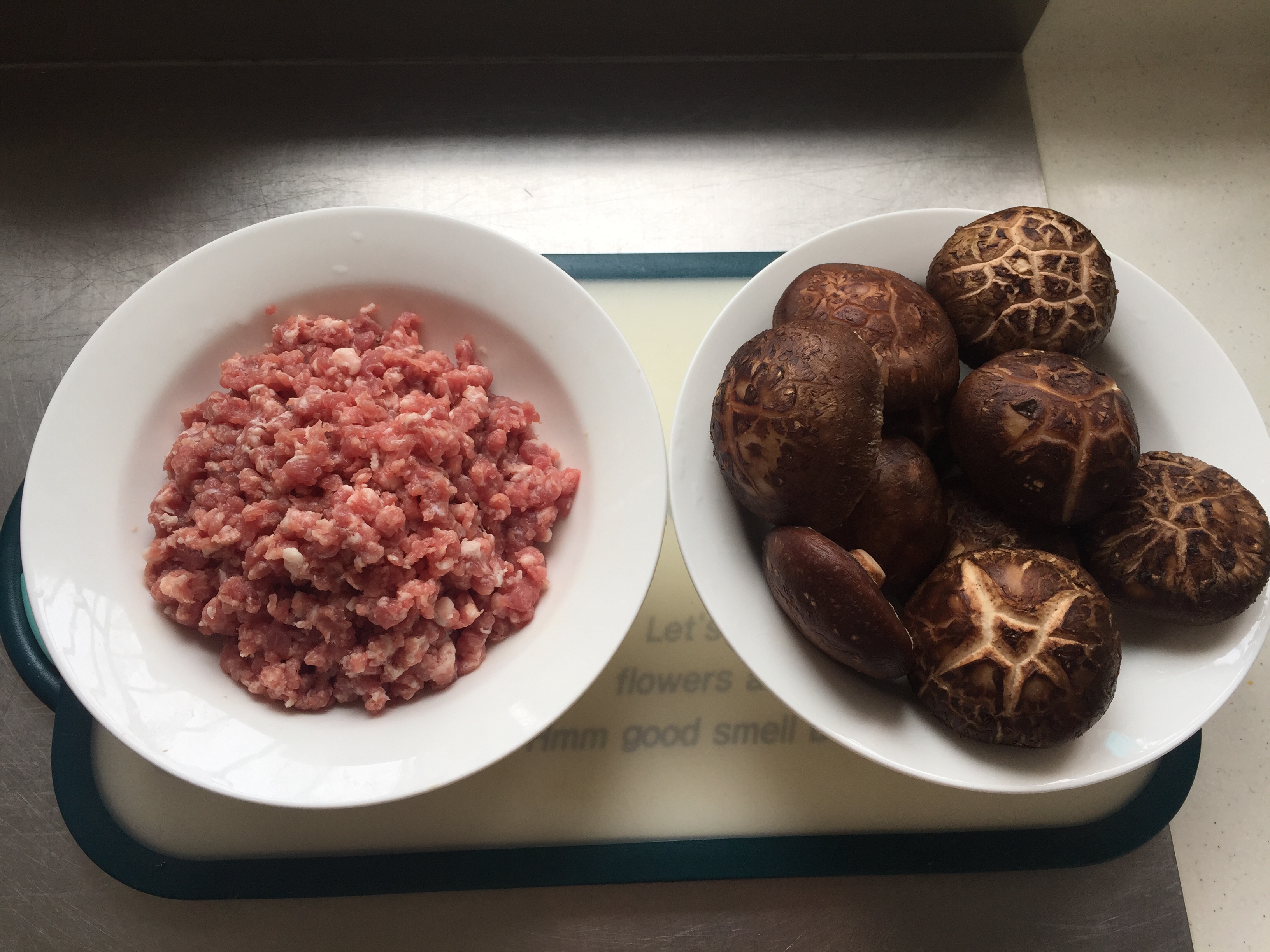 藕丁鲜肉酿香菇的做法 步骤1