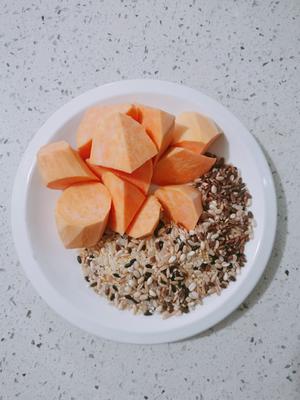 早安｜秋冬营养早餐～红薯粥🍠暖身暖胃的做法 步骤1