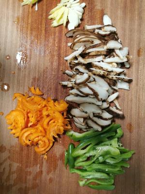 家常菜青椒香菇炒肉里面的香菇超级好吃下饭的做法 步骤2