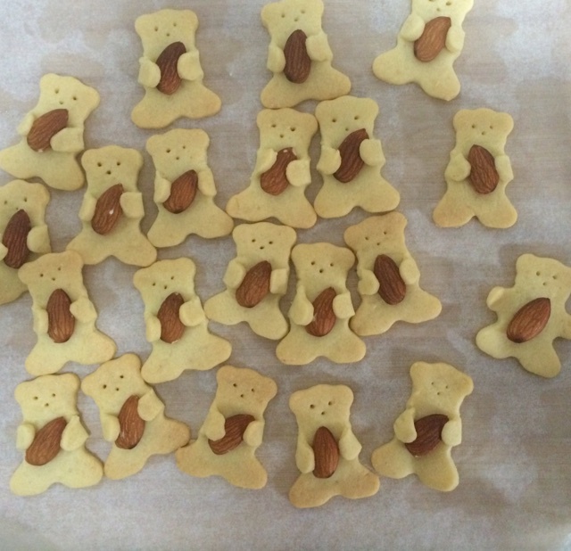 Rugby Football Bear Biscuits 抱杏仁儿的小熊饼干（还可以制作可烘焙的M&M豆版本）by あっ、 妄想