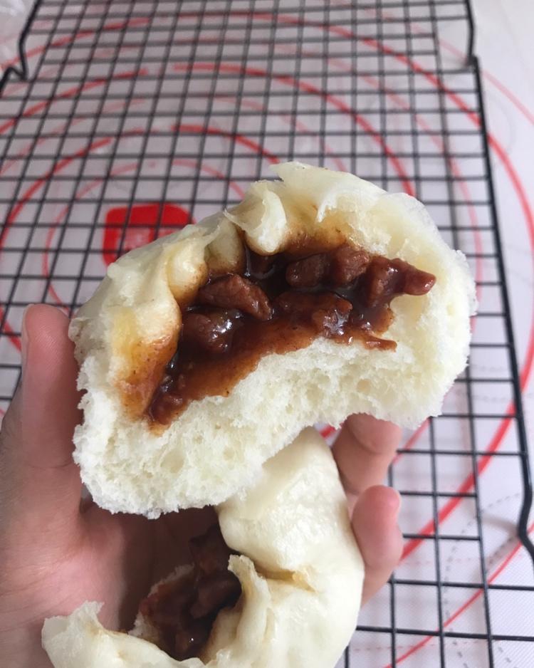 云朵般松软爆浆蜜汁叉烧包