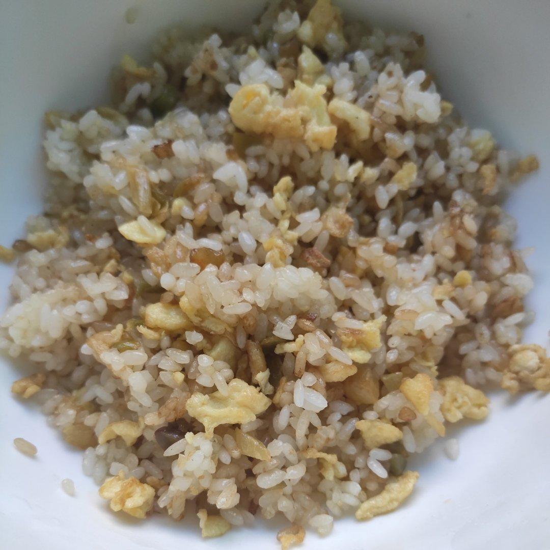 厨师长教你：“酱油炒饭”的家常做法，里面满满的小技巧，很受用