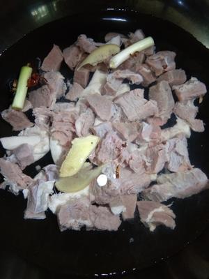 红烧牛肉刀削面的做法 步骤2