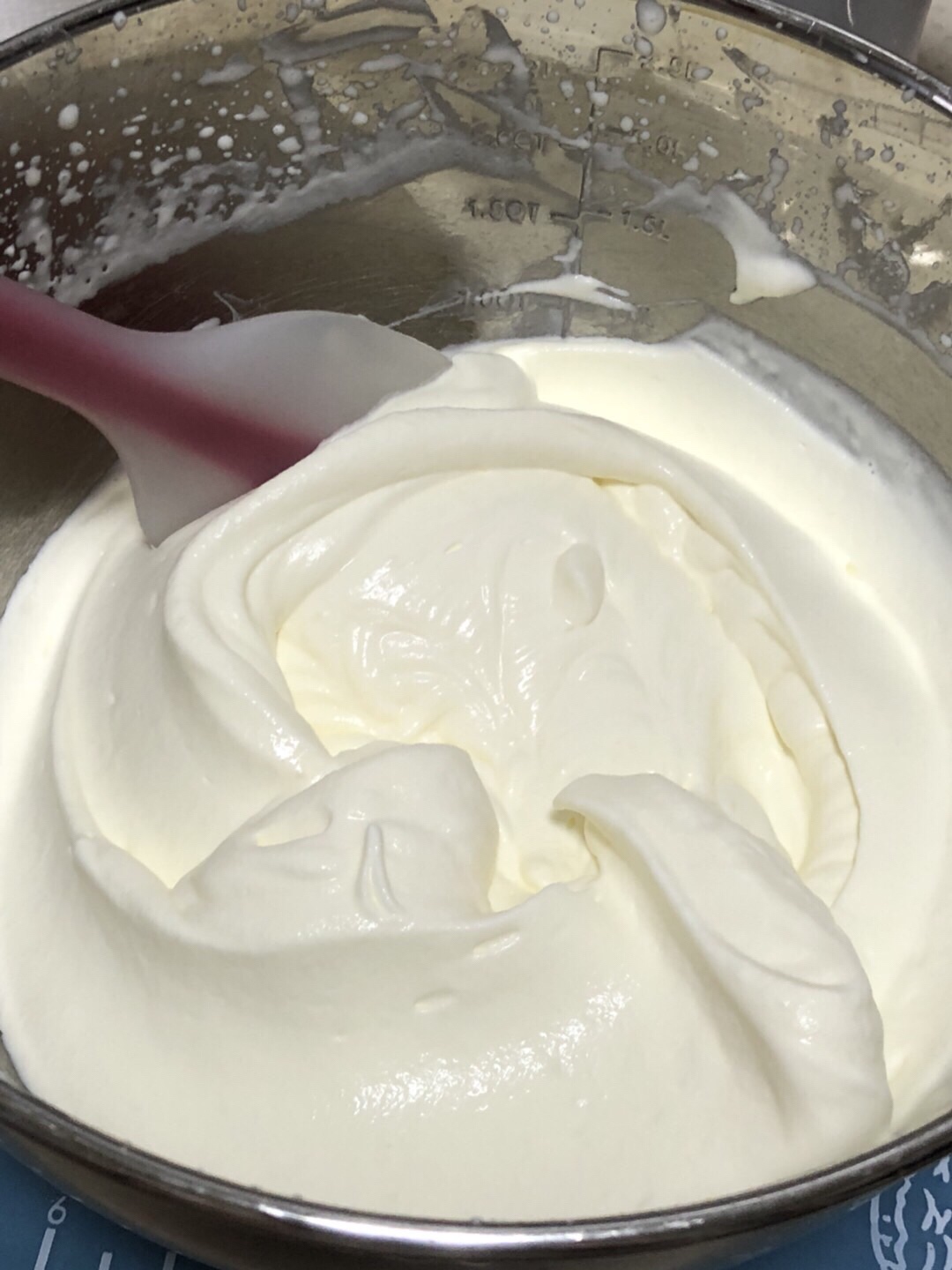 超详细的瑞士卷奶油蛋糕卷原味蛋糕卷的制作方法 饱满不掉皮不开裂（附模具换算方法）的做法 步骤20