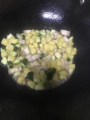 土豆黄瓜五花肉丁（日式照烧口味儿）的做法 步骤4