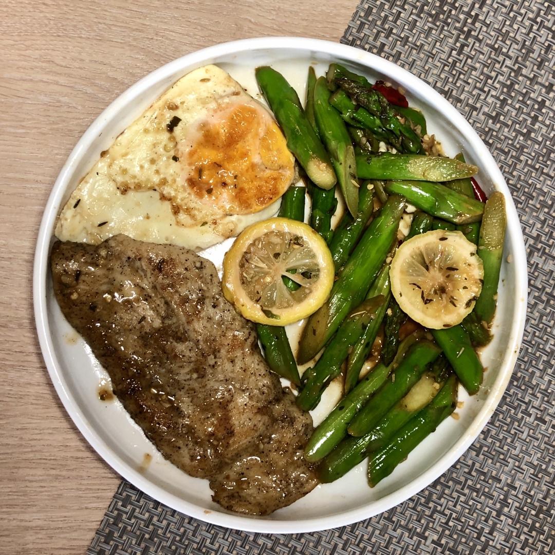 蒜香黄油鸡肉芦笋