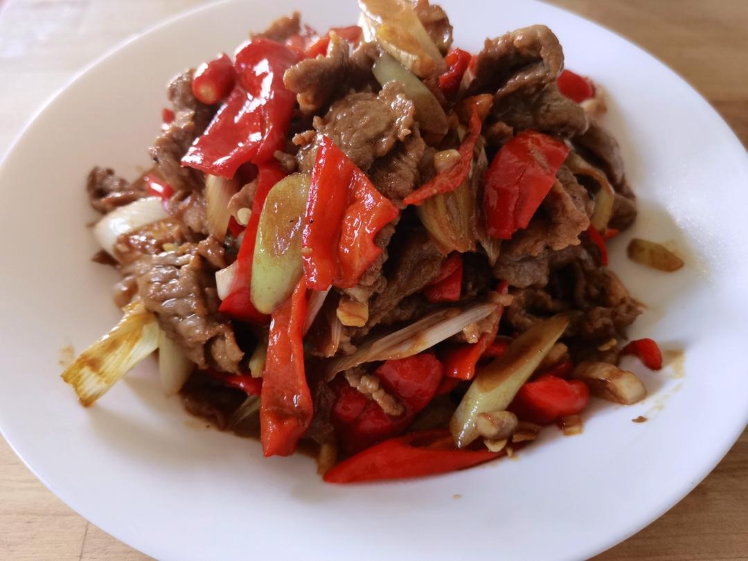 厨师长教你：“葱爆羊腿肉”的家常做法，葱香味浓，嫩而不膻