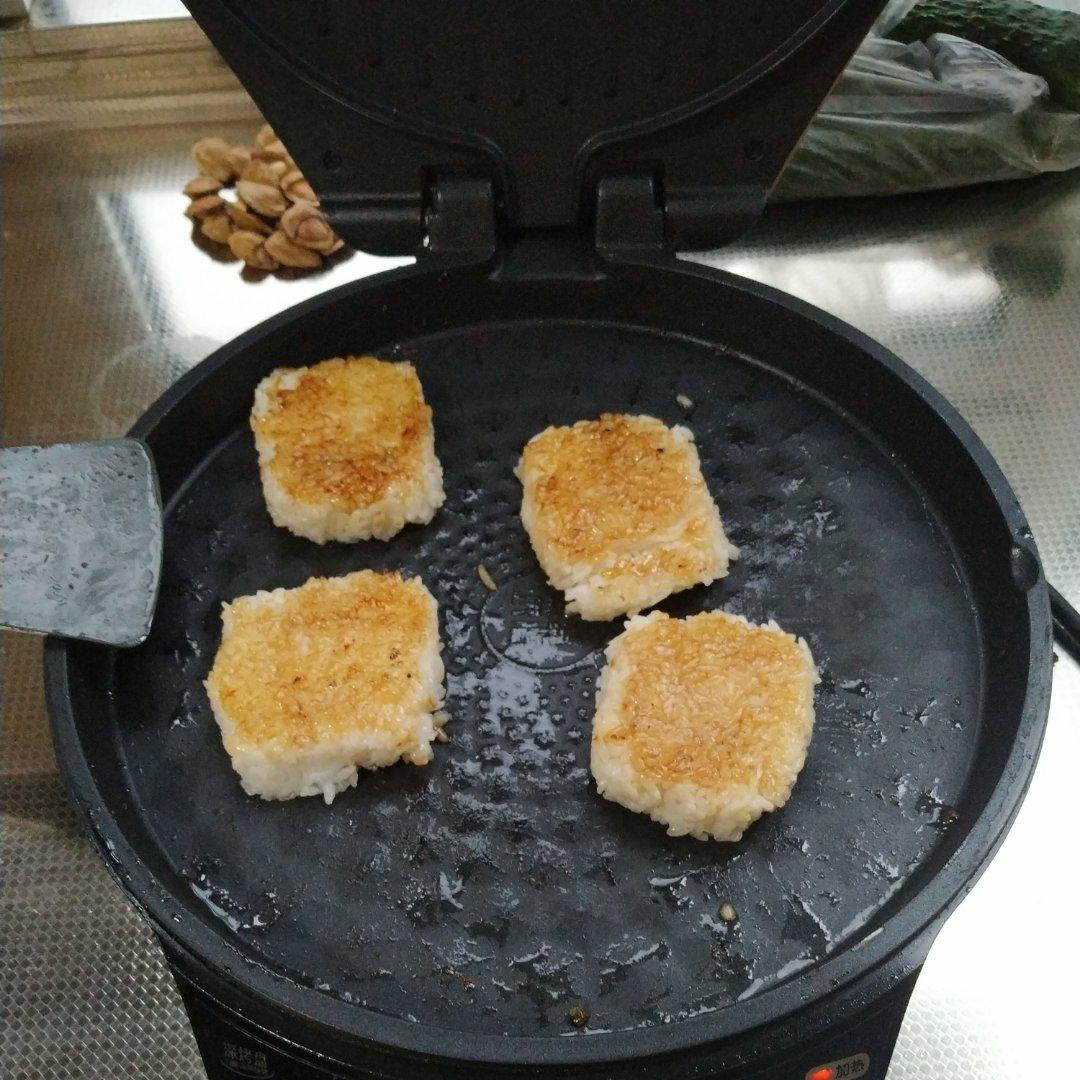 剩米饭的神仙吃法，肉松酱油烤饭团，平底锅就能做哦～