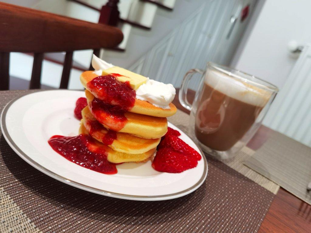 【酸奶松饼yogurt pancake】，搭上黑莓果酱和枫糖的美味。