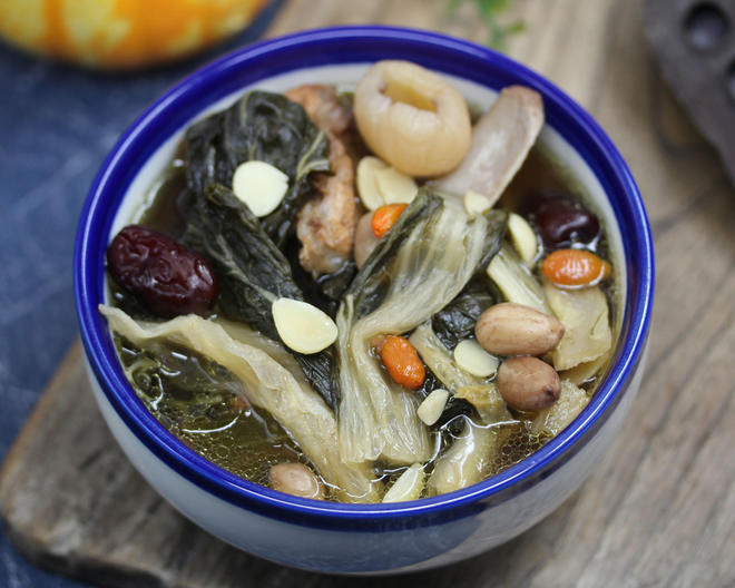 秋季润肺止咳老火汤，白菜干罗汉果杏仁汤的做法