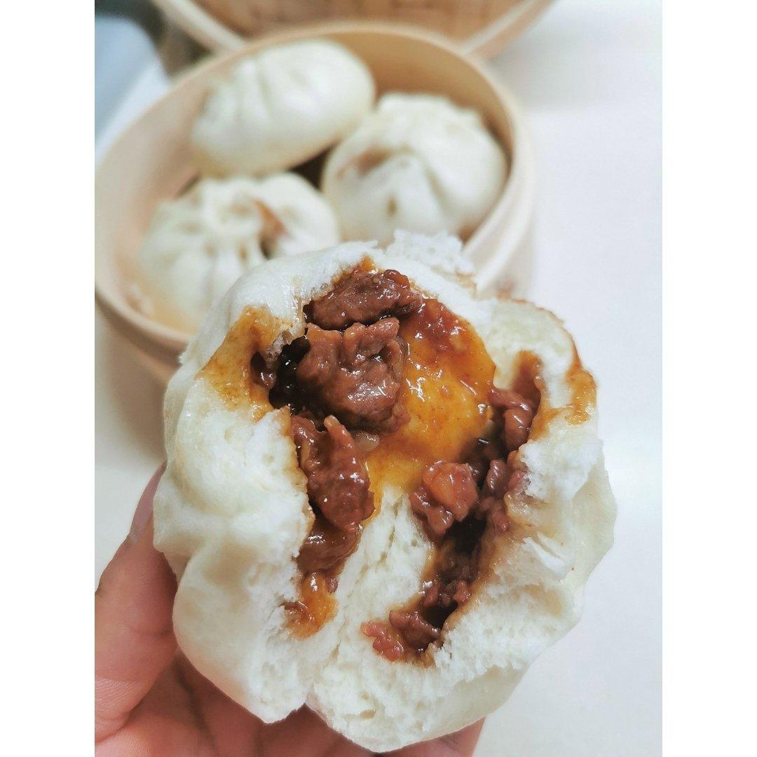 云朵般松软爆浆蜜汁叉烧包