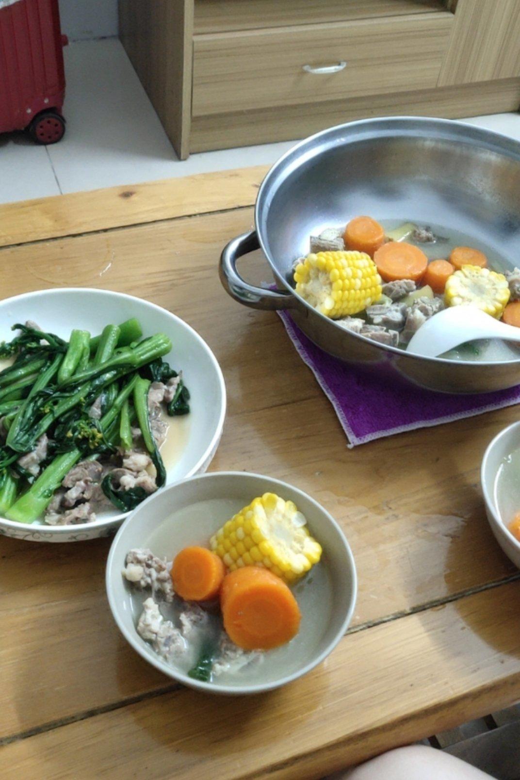 家常红萝卜玉米排骨汤