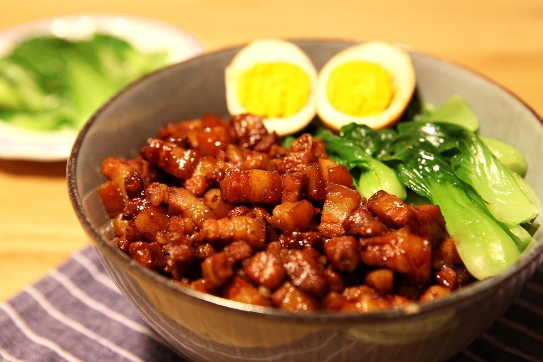 视频菜谱：【无油卤肉饭】