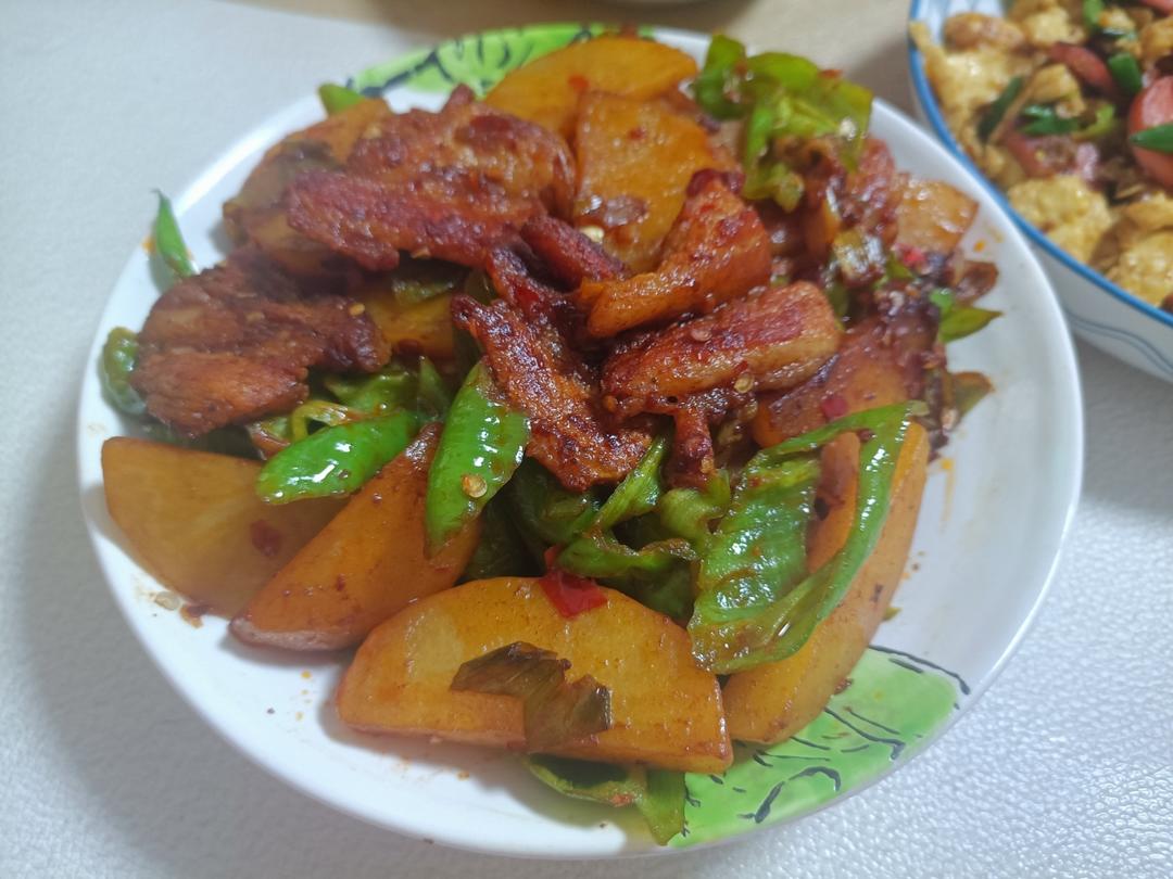 五花肉干煸土豆片