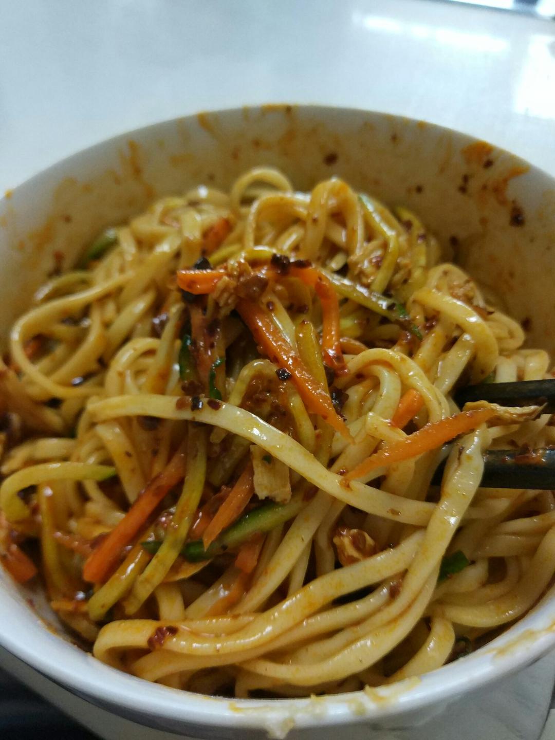 庄稼一枝花做的鸡丝凉面